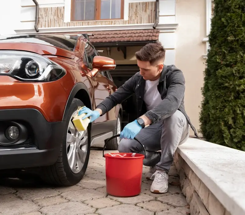 Lavage auto à domicile Le Bourguet : professionnel intervenant sur un véhicule